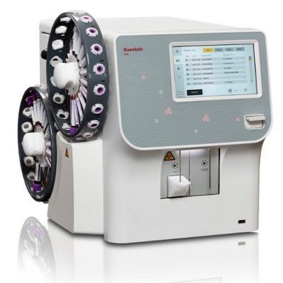 analizador totalmente automatizado. Simplemente se cargan 20 tubos sobre uno de los carruseles de muestreo. y el sistema los procesará automáticamente. Luego se intercambian carruseles de muestreo y se analizan 20 muestras más. El muestreador viene equipado con un lector de código de barras que escanea todos los códigos de los tubos simultáneamente.