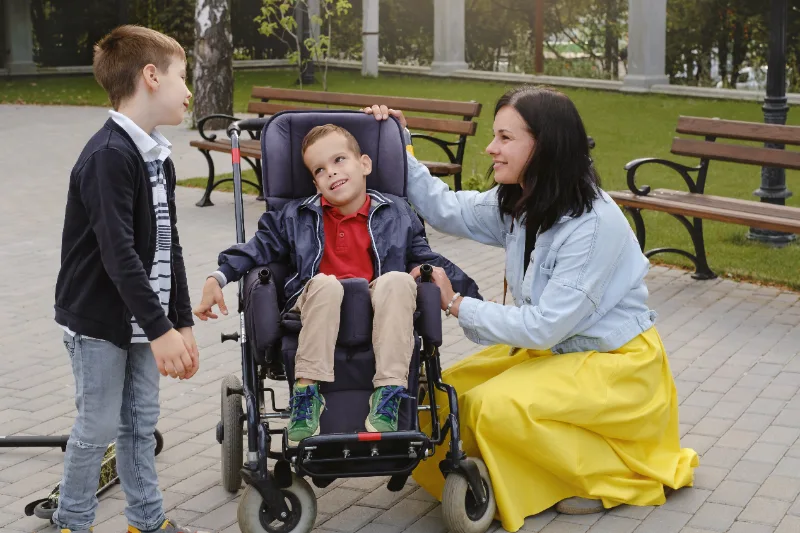 sillas de ruedas para niños con pci -Niño con PCI acompañado de su familia 